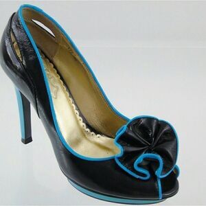 Confidence Pin Up Girl Peep Toe Platform Pumps